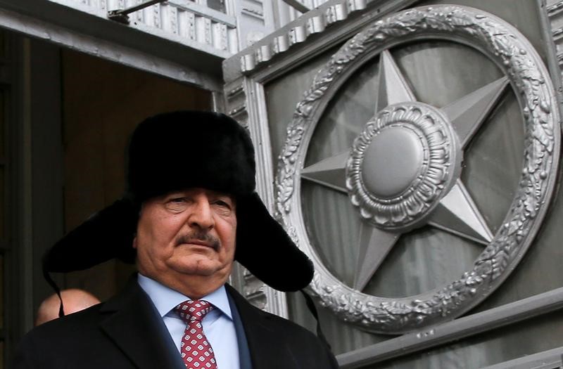 © Reuters. Libyan General Haftar leaves after meeting Russian Foreign Minister Lavrov in Moscow