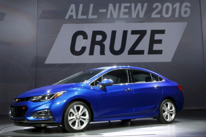 © Reuters. General Motors introduces the new 2016 Chevy Cruze vehicle at the Filmore Theater in Detroit