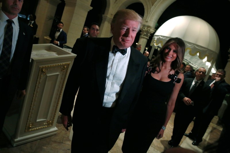 © Reuters. U.S. President-elect Donald Trump and his wife Melania Trump arrive for a New Year's Eve celebration with members and guests at the Mar-a-lago Club in Palm Beach
