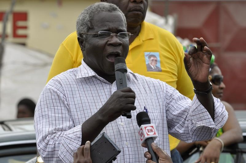 © Reuters. Líder do Renamo, Afonso Dhlakama, em evento de campanha em Matola