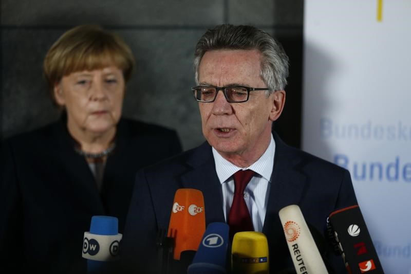 © Reuters. German Chancellor Merkel and Interior Minister de Maiziere during a statement after visiting the BKA in Berlin