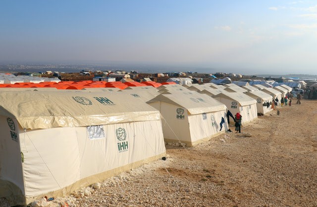 © Reuters. A general view shows tents housing displaced people from Aleppo in al-Kamouneh camp, in Idlib province