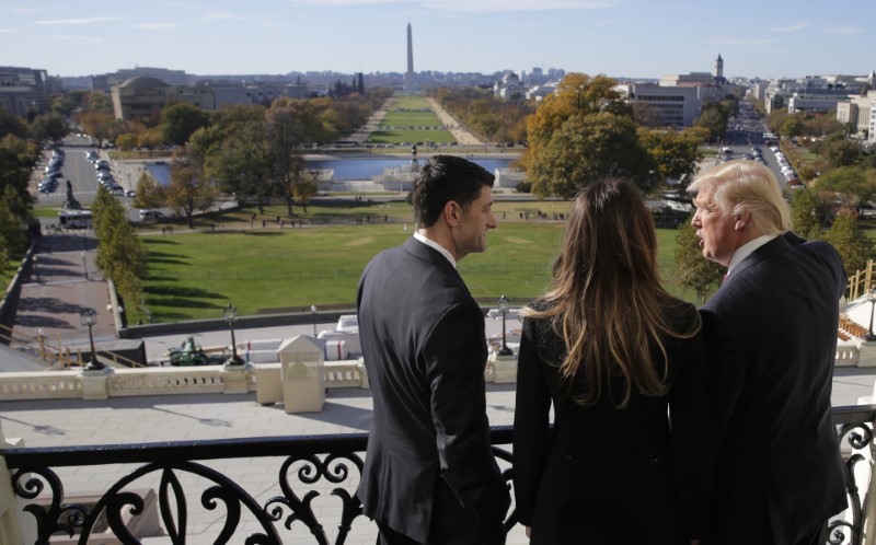 © Reuters. Speaker of the House Paul Ryan shows Melania Trump and U.S. President-elect Donald Trump the Mall in Washington.