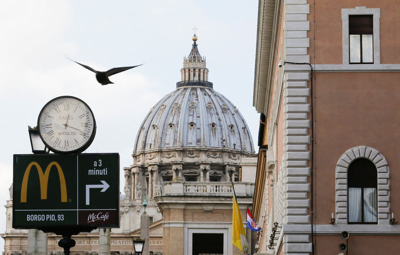 © Reuters. A McDonald's sign is seen at Via della Conciliazione in Rome, in front of Vatican City's St. Peter's Square