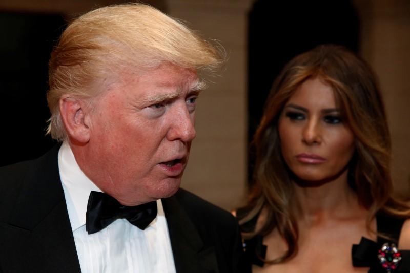 © Reuters. U.S. President-elect Donald Trump talks to reporters as he and his wife Melania Trump arrive for a New Year's Eve celebration with members and guests at the Mar-a-lago Club in Palm Beach, Florida