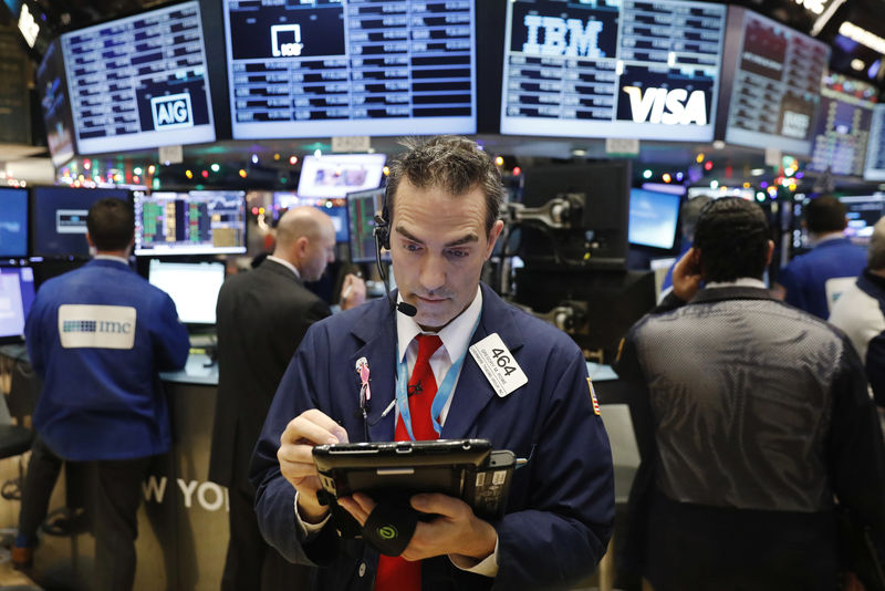 © Reuters. Traders work on the floor of the NYSE