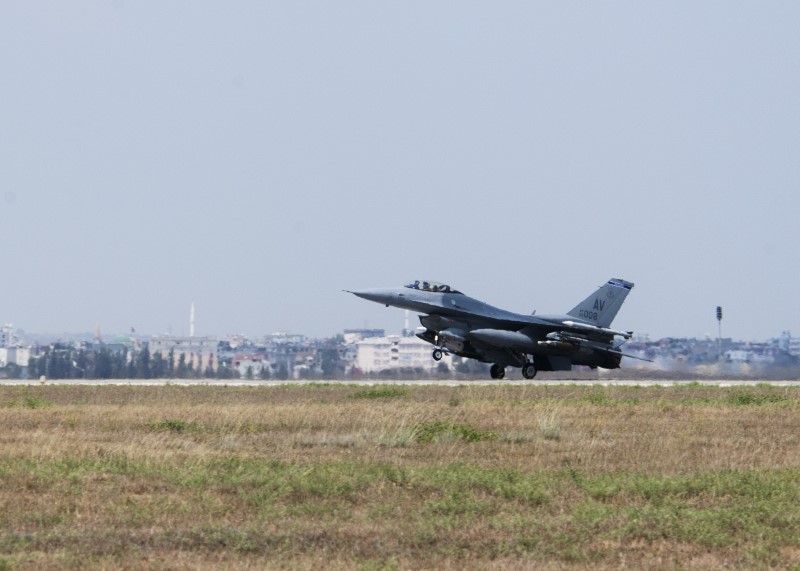 © Reuters. A U.S. Air Force F-16 Fighting Falcon from Aviano Air Base, Italy, is seen at Incirlik Air Base, Turkey