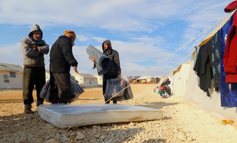 © Reuters. تحقيق-سوريون يكافحون لبدء حياة جديدة في إدلب بعد أن اضطروا لترك ديارهم
