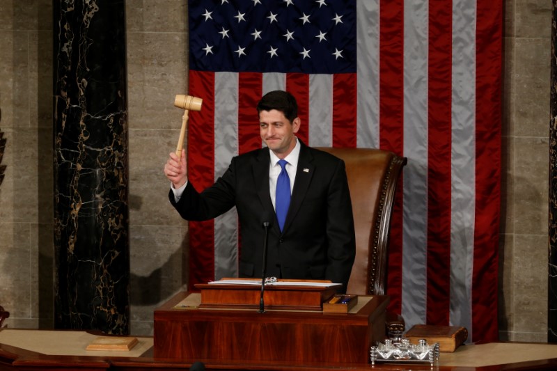 © Reuters. U.S. House Speaker Ryan raises gavel during opening session of the new Congress on Capitol Hill in Washington