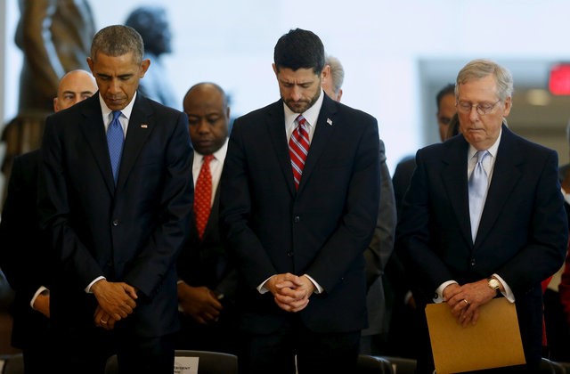 © Reuters. FILE PHOTO -  Obama, Ryan and McConnell bow their heads in prayer at the end of a ceremony commemorating the 150th anniversary of the 13th Amendment at the U.S. Capitol in Washington