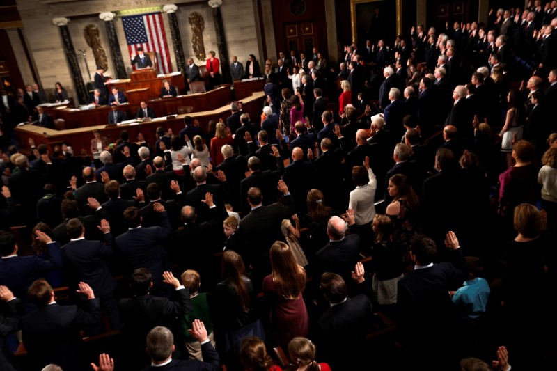 © Reuters. Members of the U.S. House of Representatives are sworn in on the House floor on the first day of the new session of Congress in Washington