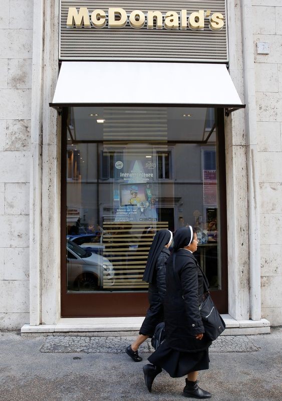 © Reuters. افتتاح مطعم جديد لماكدونالدز قرب الفاتيكان يثير حفيظة رجال الدين