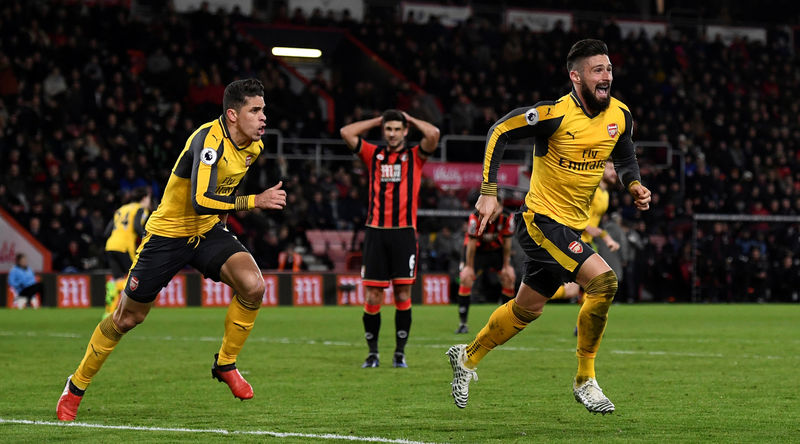 © Reuters. Arsenal's Olivier Giroud celebrates scoring their third goal