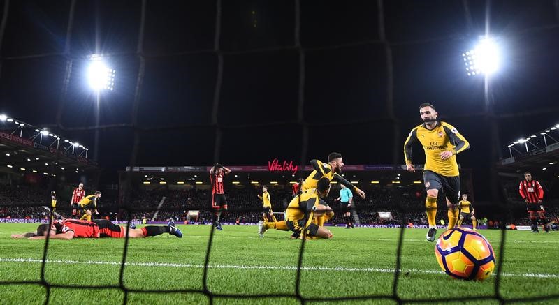 © Reuters. أرسنال يتعادل بصعوبة وسوانزي يفوز في الدوري الإنجليزي
