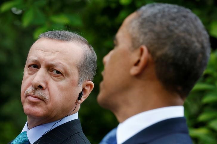 © Reuters. Turkish Prime Minister Erdogan listens as U.S. President Obama addresses a joint news conference at the White House in Washington