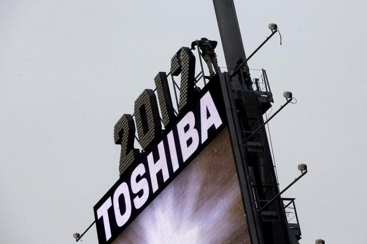 © Reuters. Workers prepare the New Year's eve numerals above a Toshiba sign in Times Square Manhattan, New York City