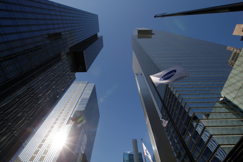 © Reuters. A flag bearing the logo of Samsung Electronics is pictured at its headquarters in Seoul