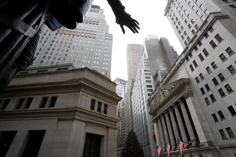 © Reuters. A statue of George Washington stands across from the New York Stock Exchange in Manhattan, New York City