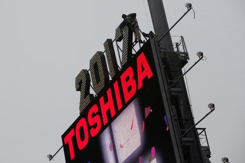 © Reuters. Workers prepare the new year's eve numerals above a Toshiba sign in Times Square in Manhattan, New York City, U.S.