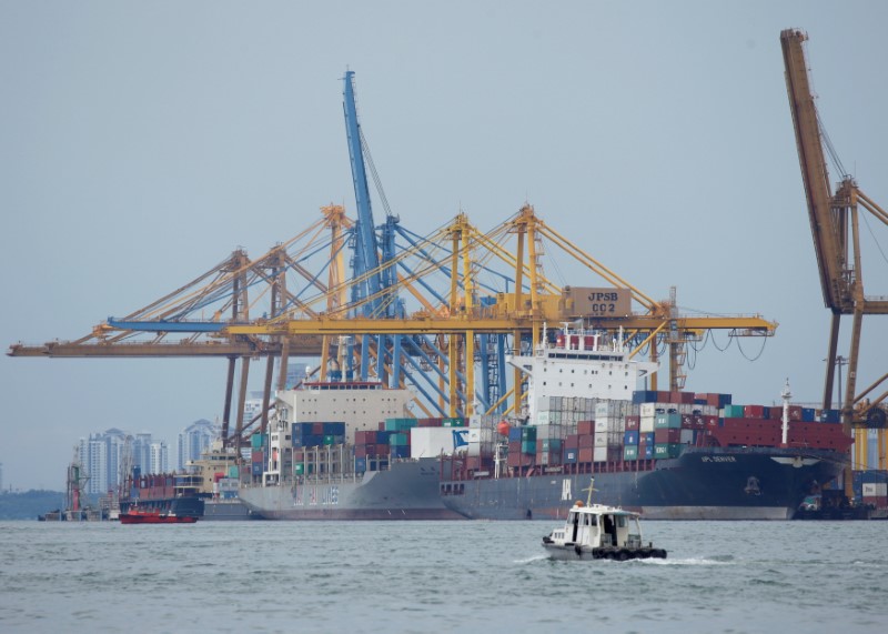 © Reuters. Container vessels APL Denver (R) and Wan Hai 301 are docked at Johor's Pasir Gudang Port after their collision in the waters between Malaysia and Singapore