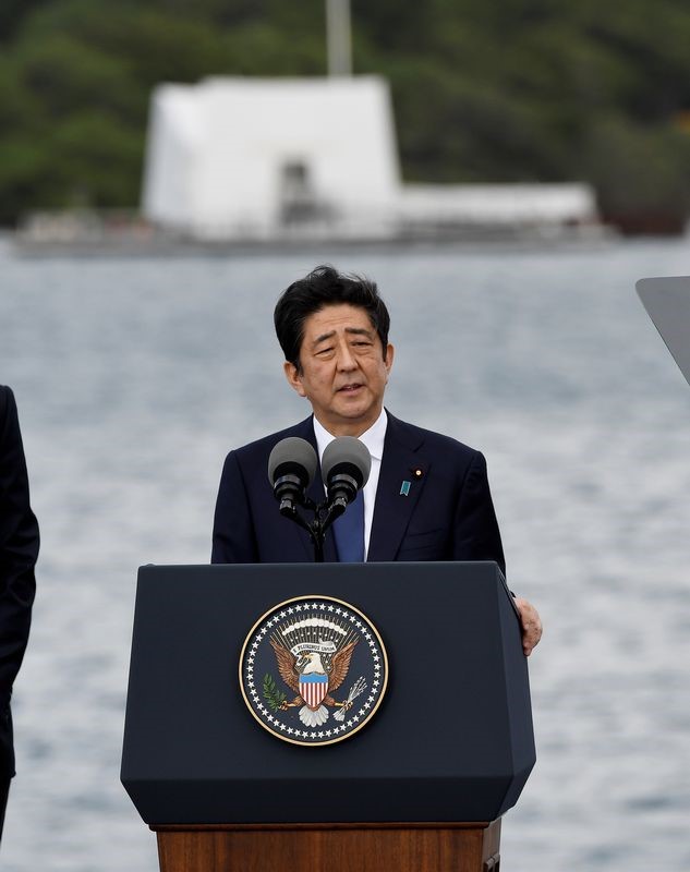 © Reuters. رئيس وزراء اليابان: الاقتصاد سيظل "الأولوية القصوى" في 2017