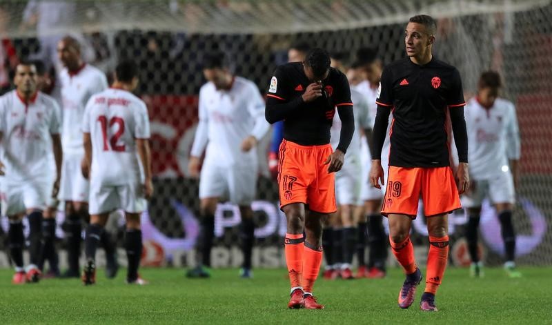 © Reuters. El Valencia, contra las cuerdas en la Copa del Rey tras caer contra el Celta