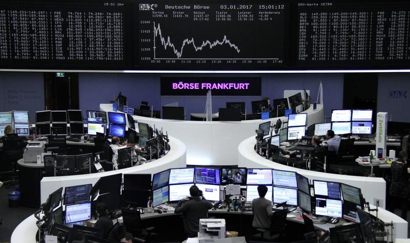 © Reuters. Trader al lavoro alla Borsa di Francoforte.