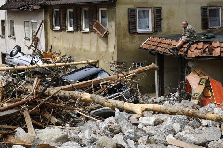 © Reuters. A man looks at the damage caused by the floods in the town of Braunsbach in Baden-Wuerttemberg