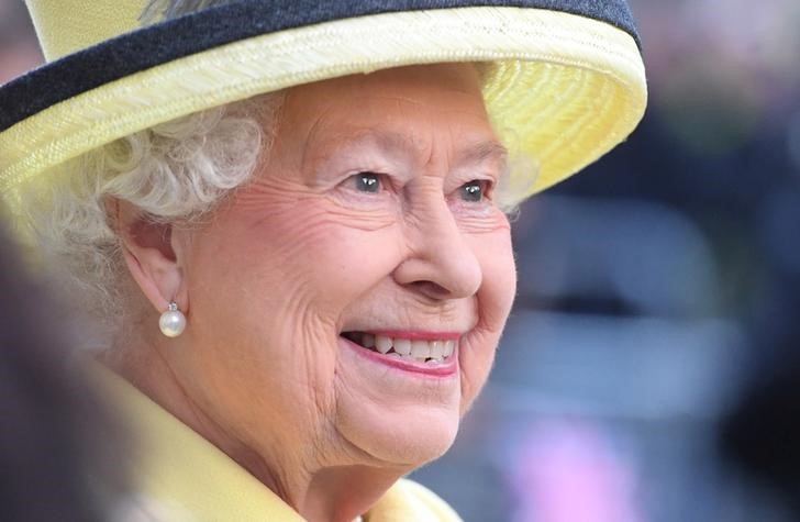 © Reuters. الملكة إليزابيث تستأنف مهامها وهي تتعافى من نزلة برد حادة