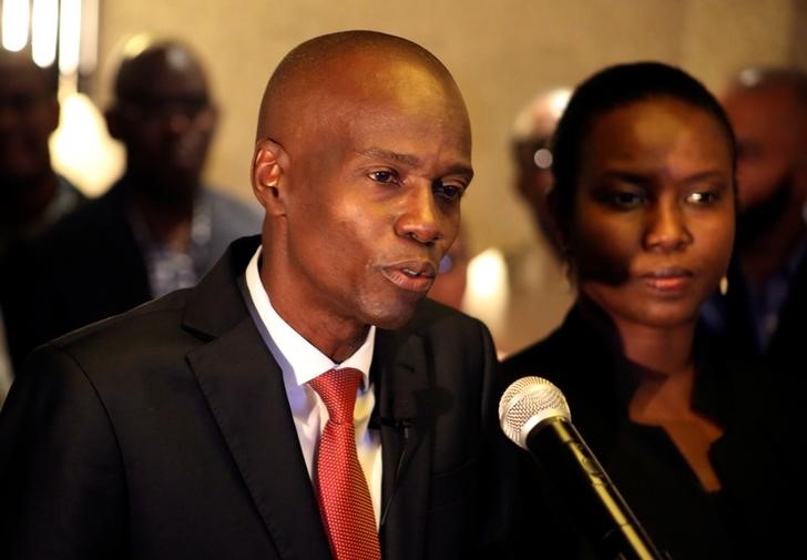 © Reuters. Jovenel Moise ao lado da mulher, Martine, após vencer a eleição presidencial do Haiti