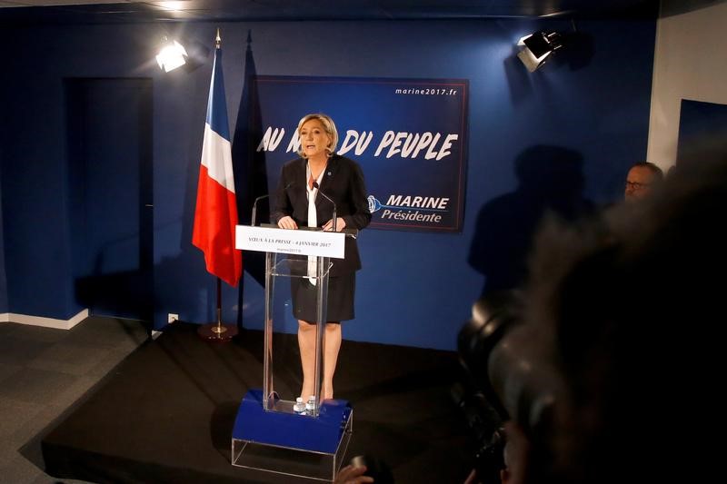 © Reuters. Marine Le Pen propone sustituir el euro por un sistema cambiario como el ECU