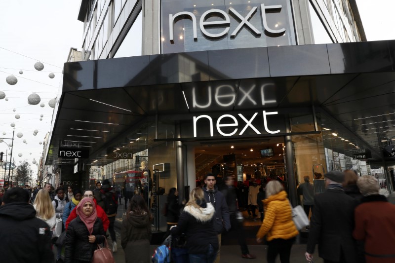 © Reuters. La británica Next asusta al sector textil con un recorte de previsiones