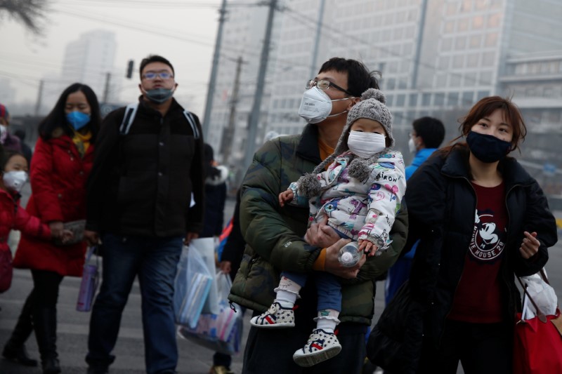 © Reuters. Nueva alerta roja por niebla en Beijing en plena crisis de contaminación