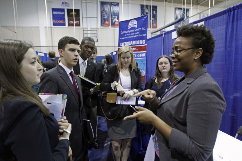 © Reuters. Job recruiter Nickole A. James speaks with job seeking students during a career job fair at American University in Washington