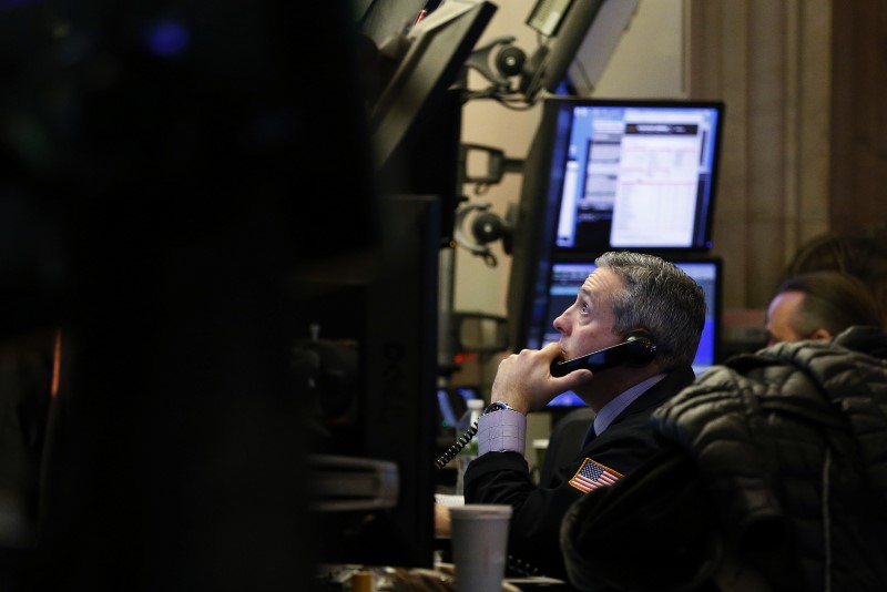 © Reuters. A trader works on the floor of the NYSE