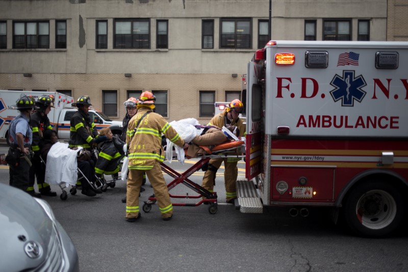 © Reuters. Feridos são transportados por equipes de resgate após descarrilamento de trem no Brooklyn, em Nova York