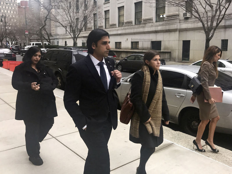 © Reuters. Navnoor Kang walks down the street after entering his plea to charges that included securities fraud and wire fraud in Manhattan federal court in in New York