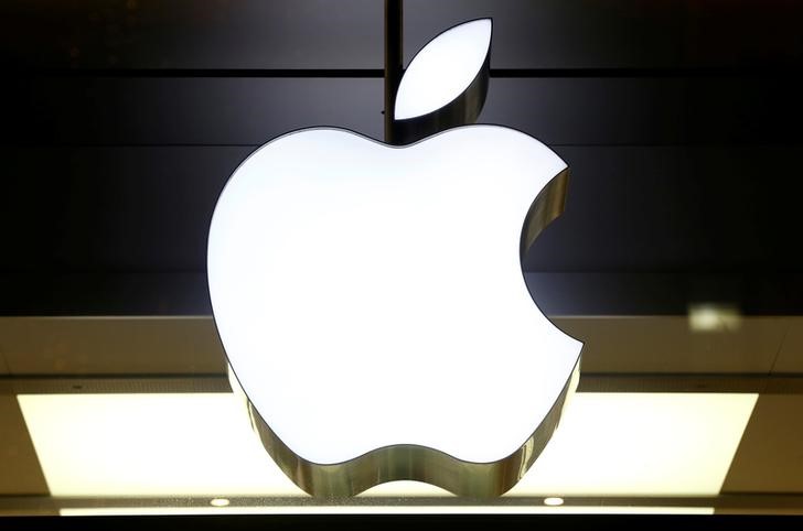 © Reuters. Logo of Apple is seen at a store in Zurich