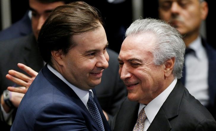 © Reuters. O presidente da Câmara, Rodrigo Maia (DEM-RJ), abraça o presidente Michel Temer