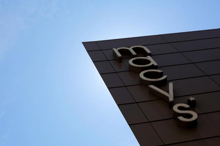 © Reuters. A sign marks the Macy's store in downtown Boston