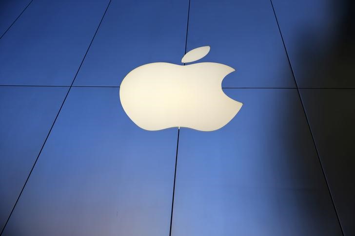 © Reuters. The Apple Inc. store is seen on the day of the new iPhone 7 smartphone launch in Los Angeles