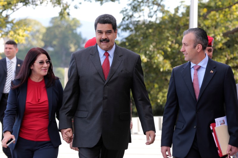 © Reuters. Venezuela's President Nicolas Maduro arrives for a meeting with ministers next to his wife and deputy of the PSUV Cilia Flores and Venezuela's new Vice-President Tarek El Aissami, in Caracas