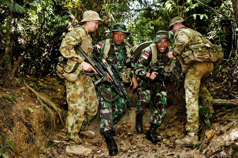 © Reuters. Australian Army soldiers assist Indonesian Army personnel during the Junior Officer Combat Instructor Training course conducted by the Australian Army's Combat Training Centre in Tully