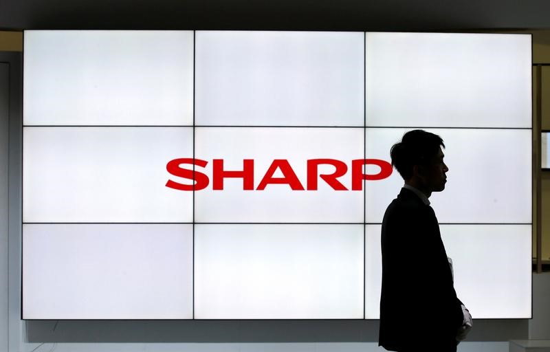 © Reuters. Logo of Sharp Corp is pictured at CEATEC JAPAN 2016 in Chiba