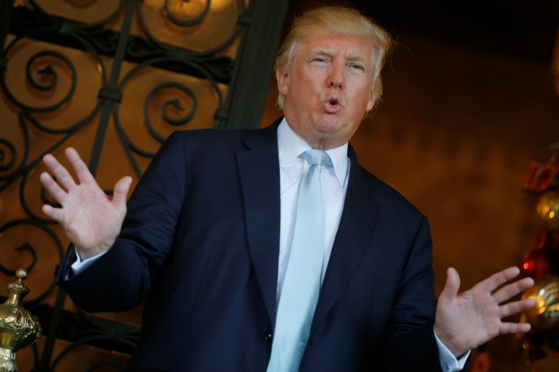 © Reuters. Trump delivered brief remarks to reporters at the Mar-a-lago Club in Palm Beach, Florida