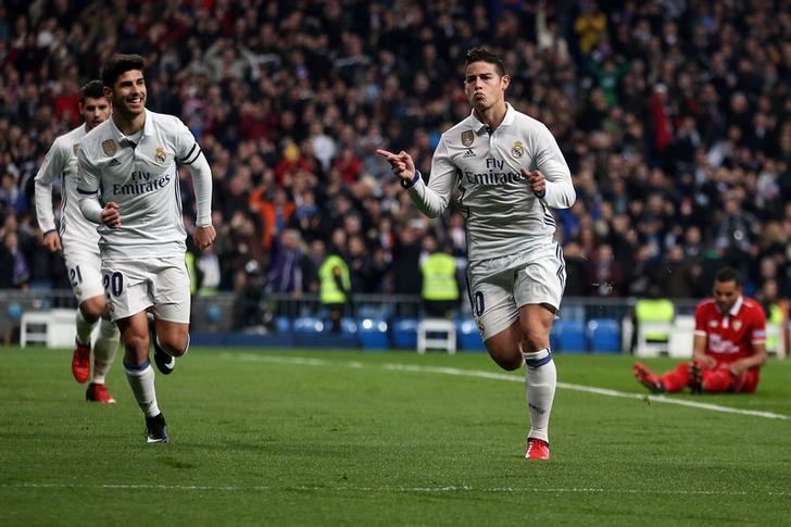 © Reuters. El Real Madrid golea 3-0 al Sevilla en Copa del Rey con doblete de James