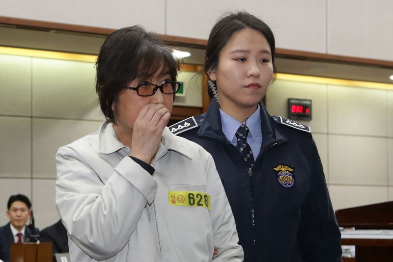 © Reuters. Choi Soon-sil appears for her first trial at the Seoul Central District Court