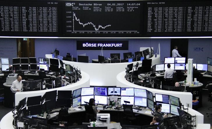 © Reuters. Las bolsas europeas abren sin grandes cambios, aseguradoras retroceden