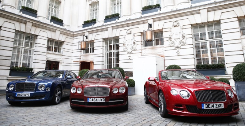 © Reuters. A Bentley Mulsanne Speed, a Bentley Flying Spur, and a Bentley GTC Speed are lined up in the courtyard of a hotel in central London