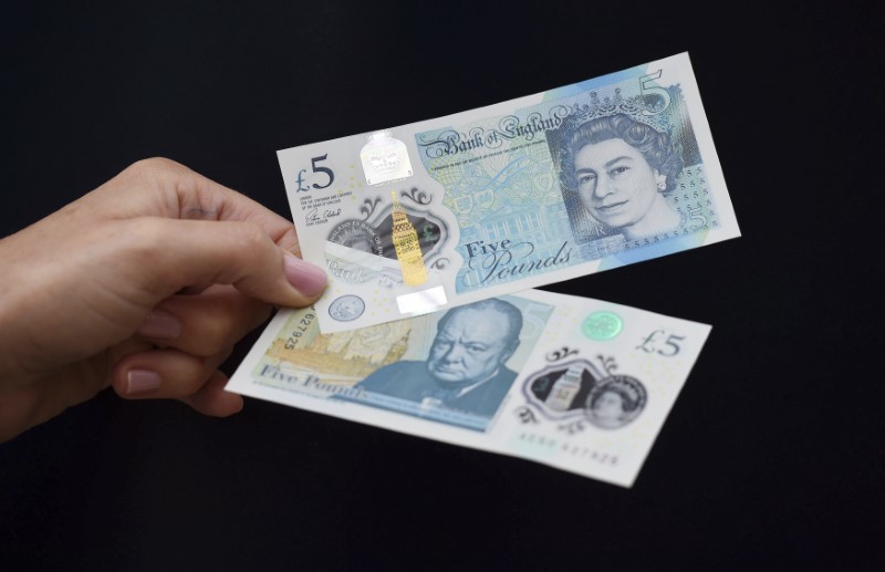 © Reuters. The new polymer 5 pound Sterling note featuring Sir Winston Churchill, is unveiled at Blenheim Palace in Oxfordshire